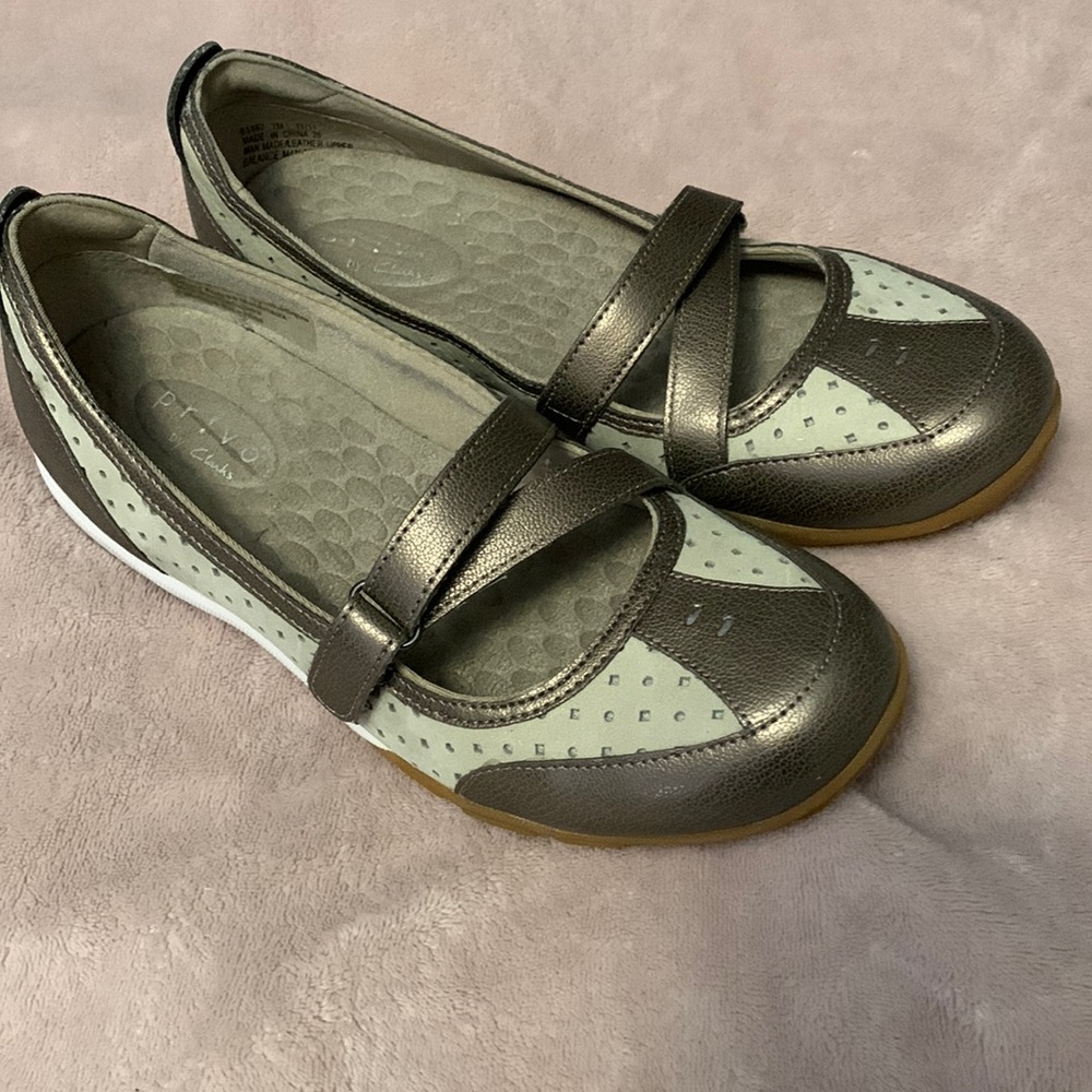 Clarks Privo carbonic size 7 cute bronze with box